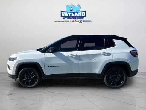 Certified 2022 Jeep Compass Latitude w/ Sun and Sound Group AWD/4WD image 2