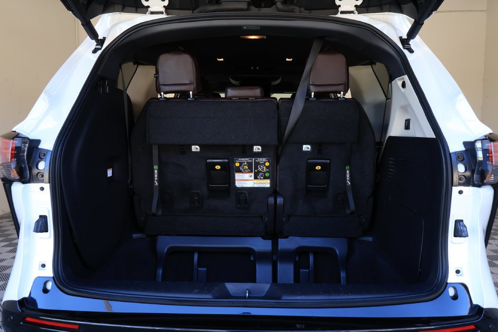 Used 2024 Toyota Sienna Platinum FWD image 14
