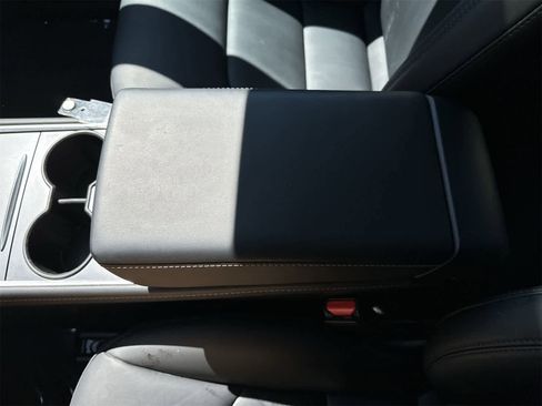 Used 2024 Tesla Model Y Performance image 21