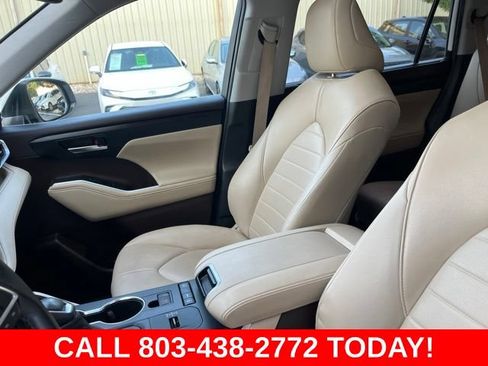Used 2020 Toyota Highlander XLE FWD image 9