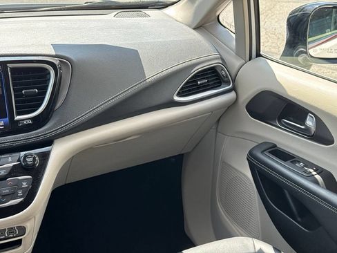 Used 2024 Chrysler Pacifica Limited FWD image 20