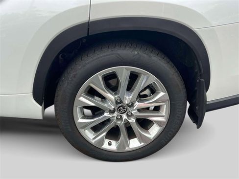 Certified 2025 Toyota Highlander Limited image 15