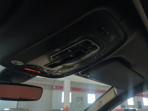 Used 2019 Bentley Bentayga image 22