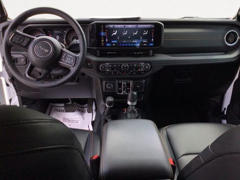Used 2024 Jeep Gladiator Mojave AWD/4WD image 2