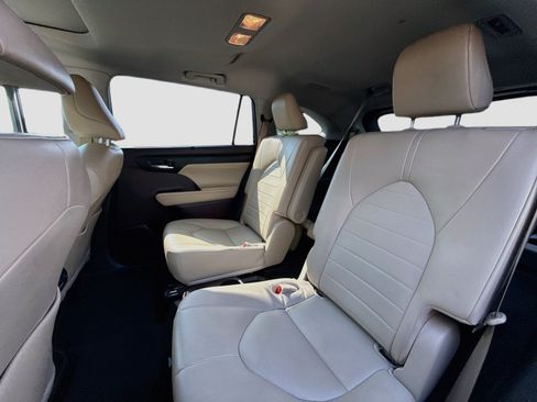 Used 2022 Toyota Highlander XLE FWD image 22