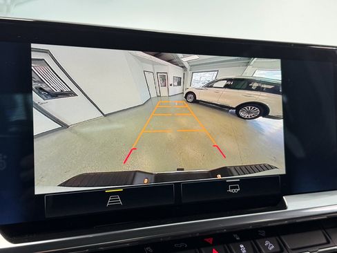 Used 2025 Chevrolet Silverado 2500 LT w/ Convenience Package image 25