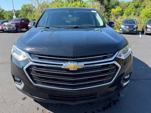 Used 2021 Chevrolet Traverse LT FWD image 2