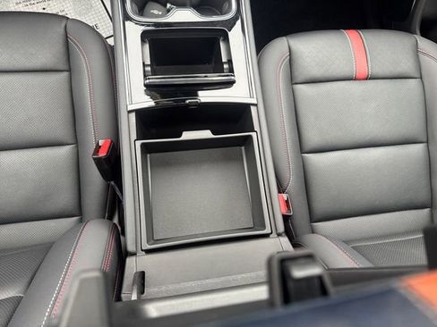 Used 2025 Chevrolet Traverse RS image 28