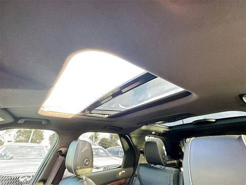 Used 2018 Land Rover Discovery HSE image 24