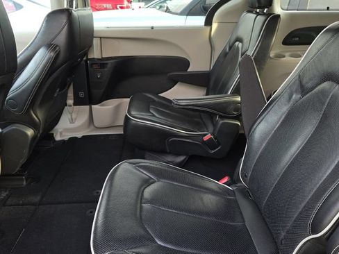 Certified 2023 Chrysler Pacifica Limited FWD image 6