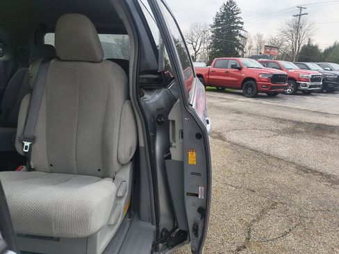 Used 2013 Toyota Sienna LE w/ Towing Pkg image 19