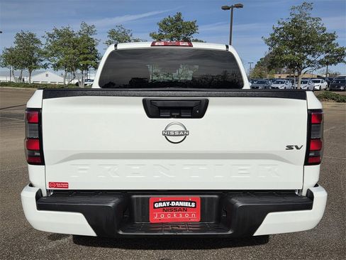 Used 2023 Nissan Frontier SV image 5