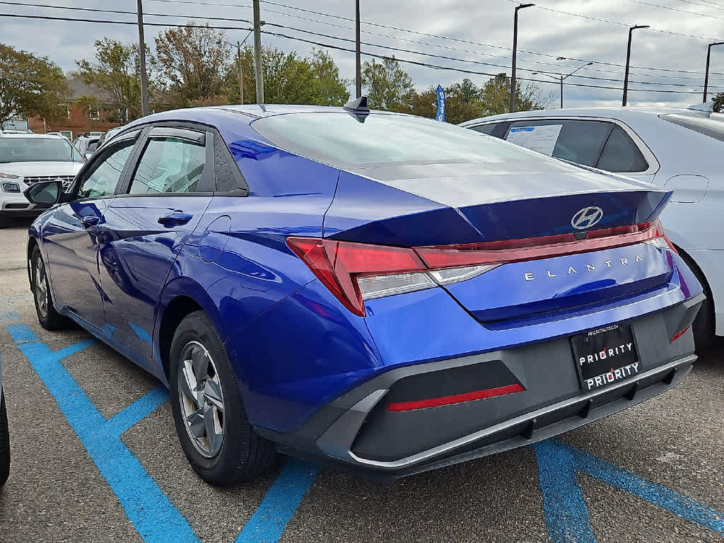 Used 2025 Hyundai Elantra SE w/ Cargo Package FWD image 4