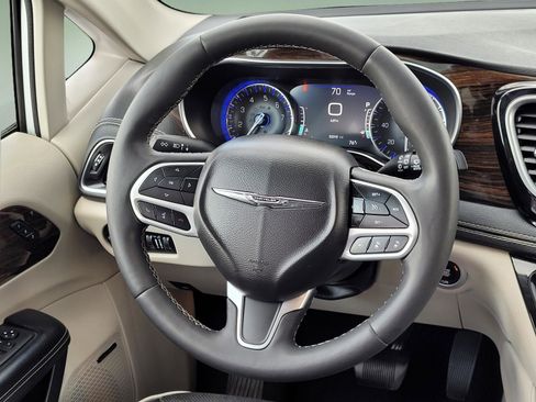 Used 2022 Chrysler Pacifica Limited FWD image 12