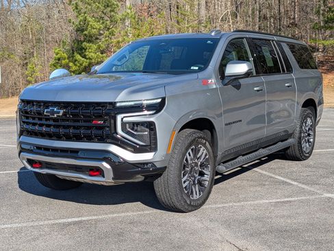 Used 2025 Chevrolet Suburban Z71 w/ Comfort Package image 5