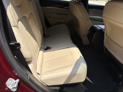 Used 2023 Jeep Grand Cherokee Limited w/ Luxury Tech Group II RWD image 15
