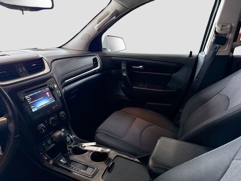 Used 2017 Chevrolet Traverse LT w/ Style and Technology Package image 23