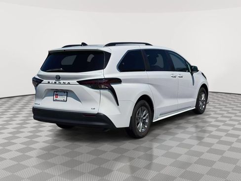 Used 2025 Toyota Sienna LE w/ LE Plus Package AWD/4WD image 7