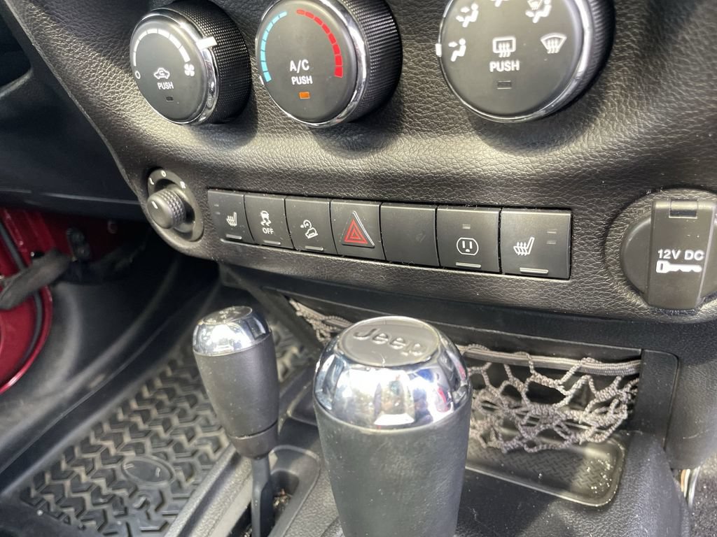 Used 2013 Jeep Wrangler Unlimited Rubicon w/ Connectivity Group AWD/4WD image 24