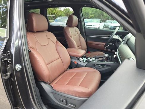 Used 2025 Kia Telluride SX w/ SX Captain's Chair Package FWD image 13