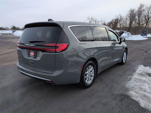 Used 2023 Chrysler Pacifica Touring-L image 3