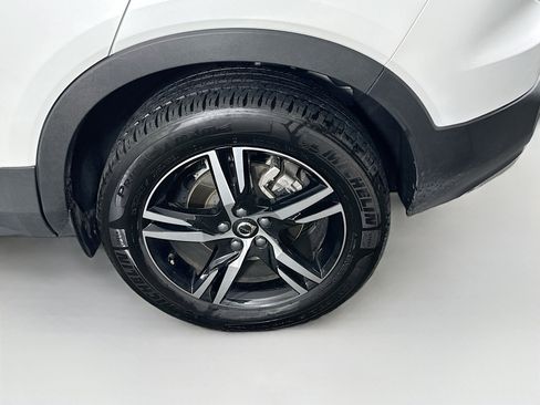 Used 2025 Volvo XC40 B5 Core AWD/4WD image 11