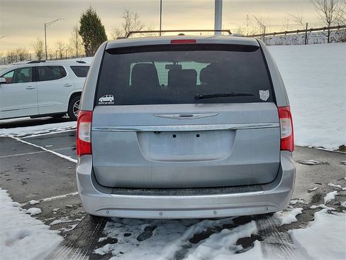 Used 2014 Chrysler Town & Country Touring-L w/ Driver Convenience Group image 7