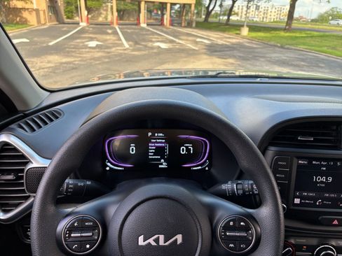Used 2025 Kia Soul LX w/ LX Technology Package FWD image 29