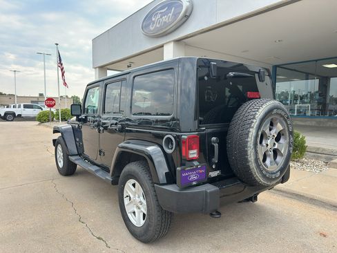 Used 2016 Jeep Wrangler Unlimited Sahara w/ Connectivity Group AWD/4WD image 10