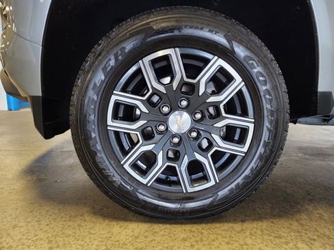 Used 2023 Chevrolet Colorado LT w/ LT Convenience Package III image 9