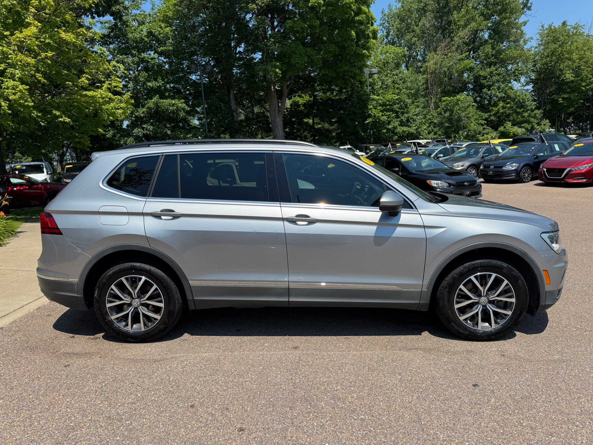 Used 2020 Volkswagen Tiguan SE w/ Panoramic Sunroof Package FWD image 7