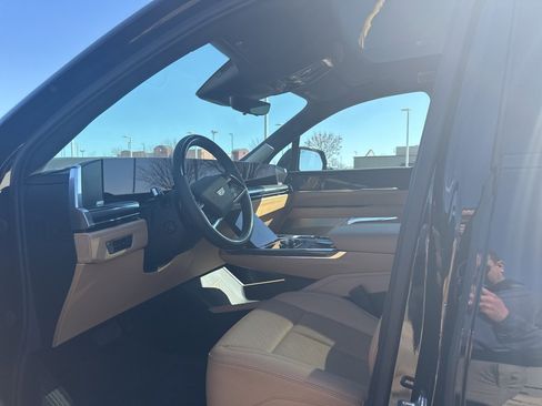 Used 2025 Cadillac Escalade IQ Luxury 2 w/ LPO, Radiant Package image 9