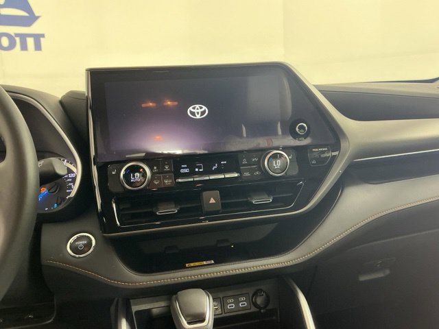 Used 2023 Toyota Highlander Bronze Edition AWD/4WD image 31