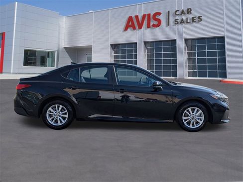 Used 2025 Toyota Camry LE image 5