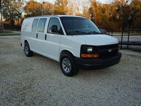 Used 2010 Chevrolet Express 1500 RWD image 2