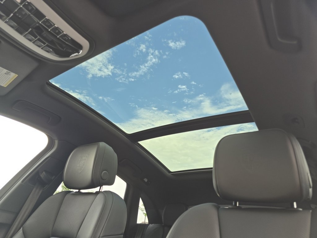 Certified 2024 Porsche Macan AWD/4WD image 19