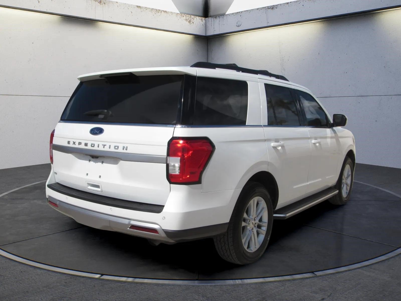 Used 2022 Ford Expedition XLT AWD/4WD image 5