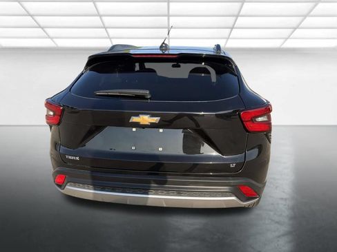Used 2025 Chevrolet Trax LT w/ LT Convenience Package FWD image 3