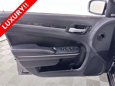 Used 2018 Chrysler 300 Limited image 23