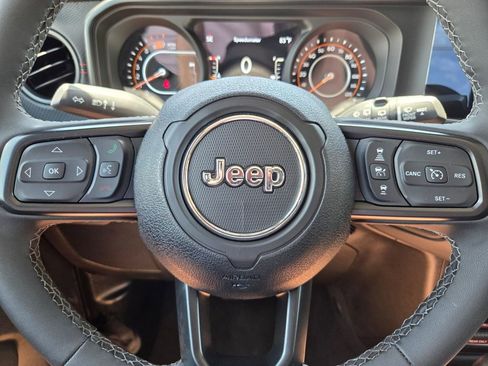 Certified 2025 Jeep Wrangler Unlimited Rubicon w/ Convenience Group AWD/4WD image 32