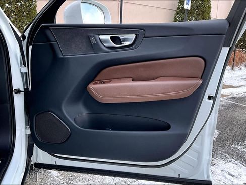 Used 2022 Volvo XC60 B5 Momentum image 22