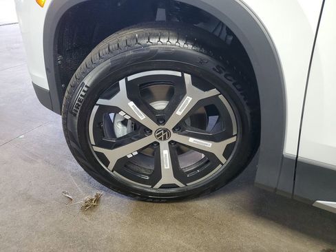 New 2025 Volkswagen Tiguan SE image 37