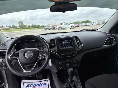 Used 2019 Jeep Cherokee Latitude w/ Popular Appearance Group FWD image 10