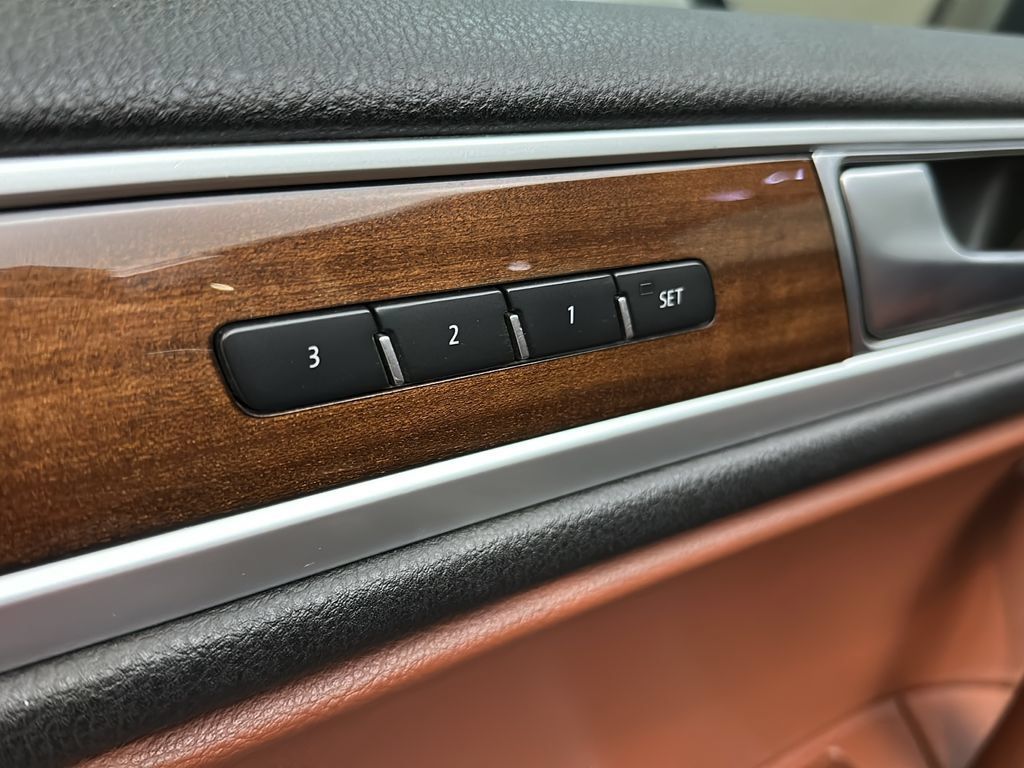 Used 2015 Volkswagen Touareg VR6 AWD/4WD image 16