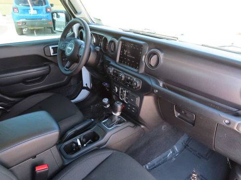 Used 2023 Jeep Gladiator Sport AWD/4WD image 16