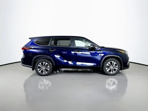 Used 2025 Toyota Highlander XLE AWD/4WD image 7