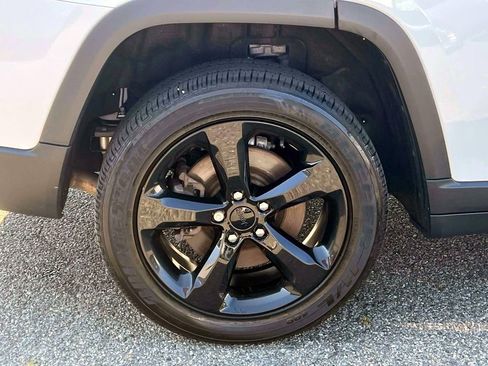 Certified 2023 Jeep Grand Cherokee L Laredo image 10