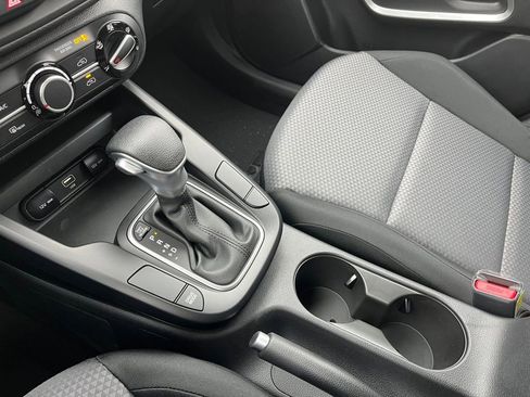 Used 2025 Kia Soul LX w/ LX Technology Package FWD image 26