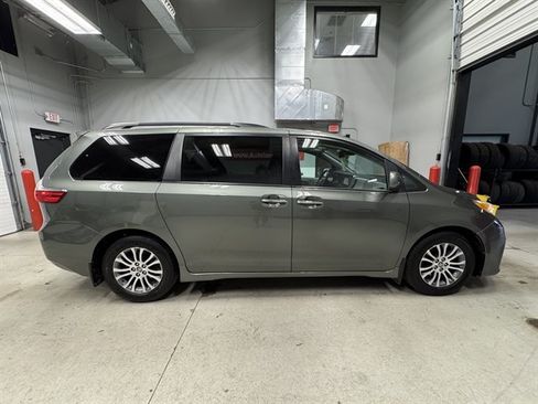 Used 2020 Toyota Sienna XLE Premium FWD image 8