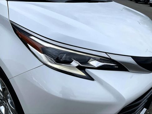 Used 2023 Toyota Sienna Platinum AWD/4WD image 27